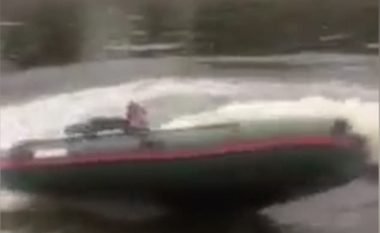 Rrathët e shpejta me barkë nuk shkuan si duhet, rrotullohet pas përplasjes në bregun e lumit (Video)