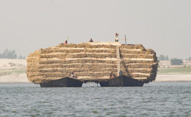 Sasia enorme e sanës, transportohet e vendosur sipër dy barkave (Foto)