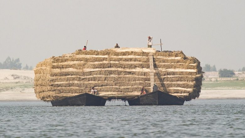 Sasia enorme e sanës, transportohet e vendosur sipër dy barkave (Foto)