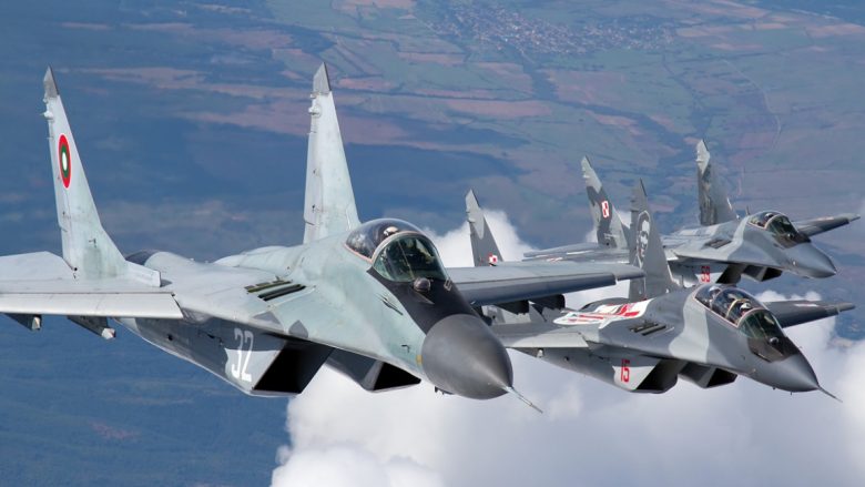 Newsweek: Rusia po ngjall frikë lufte, duke dërguar avionë, tanke dhe mjete të blinduara për Serbinë