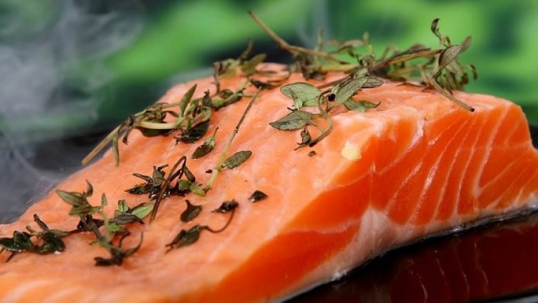 Studim: Simptomat e artritit mund të lehtësohen duke konsumuar peshk të vajosur