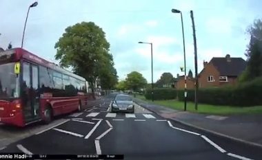 Shoferi i padurueshëm voziti autobusin me shpejtësi, rrezikoi veturat në trafik (Video)