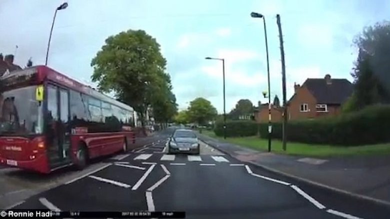 Shoferi i padurueshëm voziti autobusin me shpejtësi, rrezikoi veturat në trafik (Video)