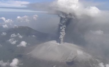 Shpërthimi i një vullkani në Japoni, hiri toksik mbulon gjashtë qytete (Video)