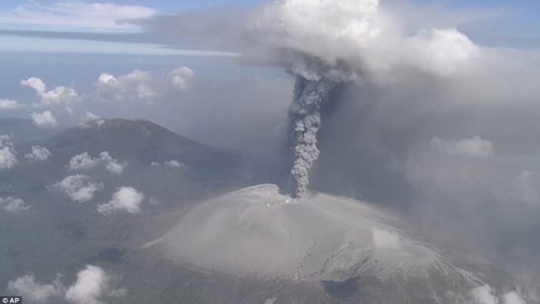 Shpërthimi i një vullkani në Japoni, hiri toksik mbulon gjashtë qytete (Video)