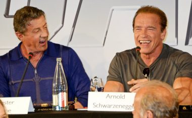 Schwarzenegger tregon si e kishte mashtruar Stallonen të luante në një prej filmave më të këqij në karrierë (Foto/Video)