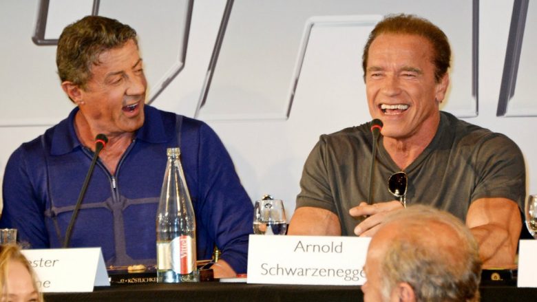 Schwarzenegger tregon si e kishte mashtruar Stallonen të luante në një prej filmave më të këqij në karrierë (Foto/Video)