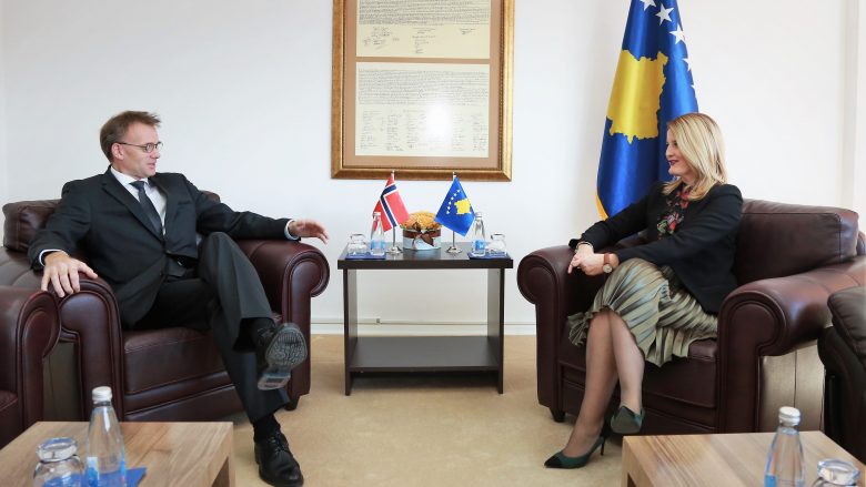 Hoxha merr përkrahje nga ambasadori Sjaastad për procesin integrues