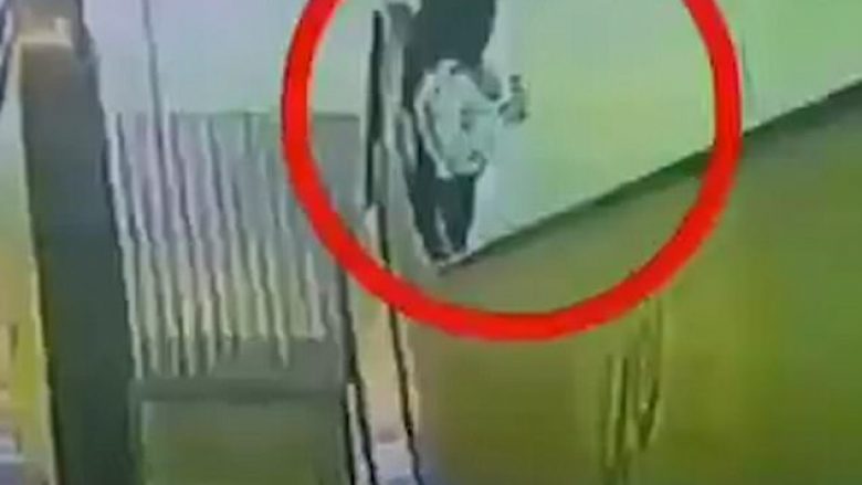 Të pranishmit shpëtojnë adoleshenten, që iu kap fundi për shkallët lëvizëse (Video)