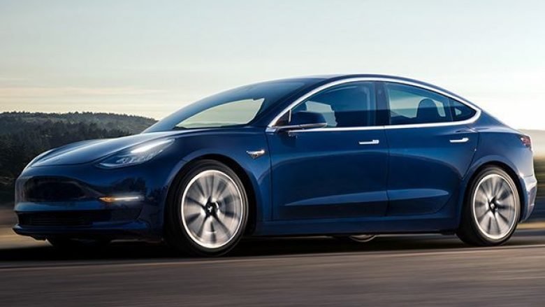 Tesla paditet nga 400 punëtorë që i largoi pa paralajmërim (Foto)