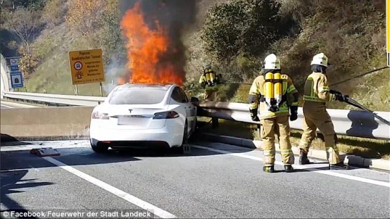Tesla Model S përfshihet nga flakët, 35 zjarrfikës shuajnë zjarrin me shumë vështirësi (Video)