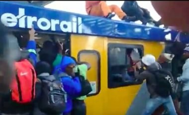 Udhëtarët thyejnë dritaret për të hyrë në trenin e mbushur së tepërmi (Video)