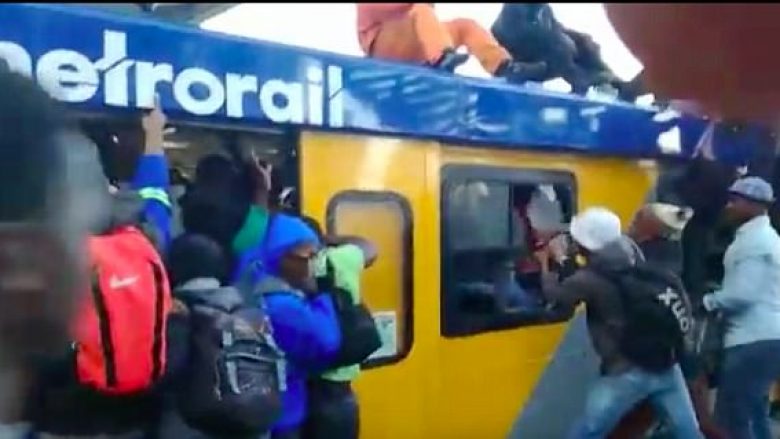 Udhëtarët thyejnë dritaret për të hyrë në trenin e mbushur së tepërmi (Video)