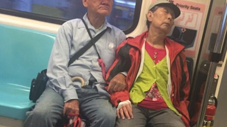 Udhëtari i kujdesshëm ndaj bashkëshortes, që e kishte zënë gjumi në tren (Video)