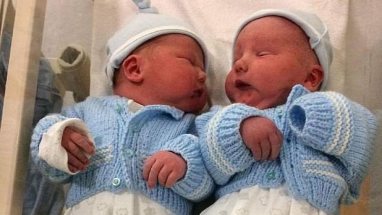 Vijnë në jetë binjakët me peshë rekorde, habiten mjekët dhe ekspertët (Foto)