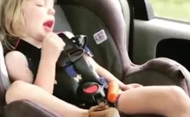 Vogëlushen e zë gjumi, vazhdon të hajë karotën e imagjinuar (Video)