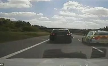 Voziste me 180 kilometra në orë derisa kishte përpara edhe një fëmijë, për t’i ikur policëve (Video)