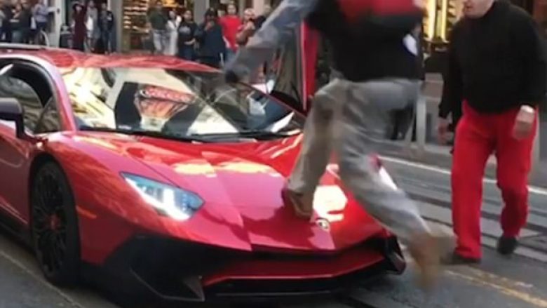 Vrapoi sipër Lamborghinit, sulmohet nga pronari i makinës që kushton 400 mijë euro (Video)