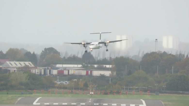 Momente paniku, erërat e forta nuk e lejojnë të bëjë ulje aeroplanin (Video)