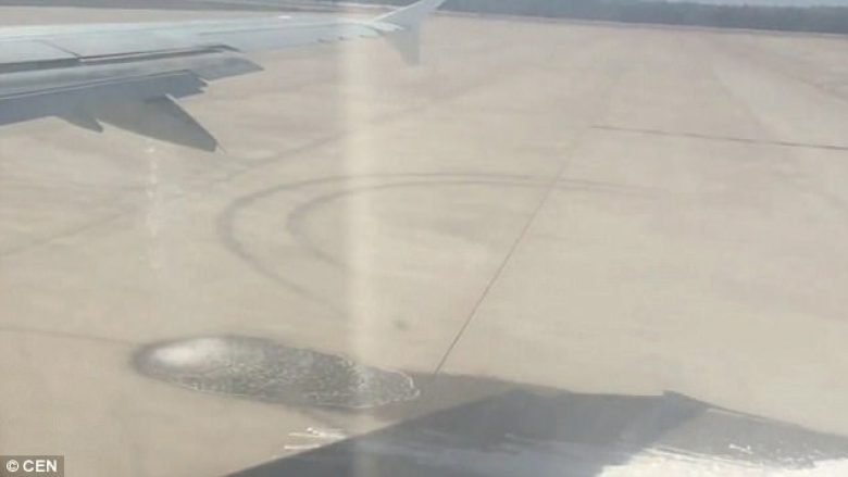Tmerrohen pasagjerët, karburanti po rridhte nga aeroplani i cili veçse kishte filluar të lëvizte përgjatë pistës (Video)