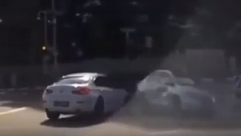 Aksident i pashpjegueshëm në një kryqëzim, një veturë shfaqet si një “fantazmë” (Video)