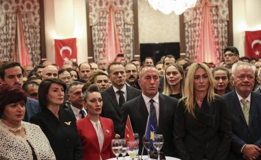 Ambasada turke organizoi pritje me rastin e Ditës së Turqisë (Foto)