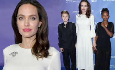 Një mrekulli në ngjyrën e bardhë! Angelina Jolie mahnit me elegancën në tapetin e kuq, shoqëruar nga vajzat e saj (Foto)