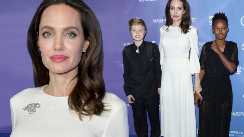 Një mrekulli në ngjyrën e bardhë! Angelina Jolie mahnit me elegancën në tapetin e kuq, shoqëruar nga vajzat e saj (Foto)