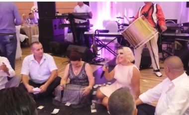 Hidhen shuma të mëdha të hollash në dasmën ku performoi Aurela Gaçe dhe ishte prezent djali i Sali Berishës (Video)