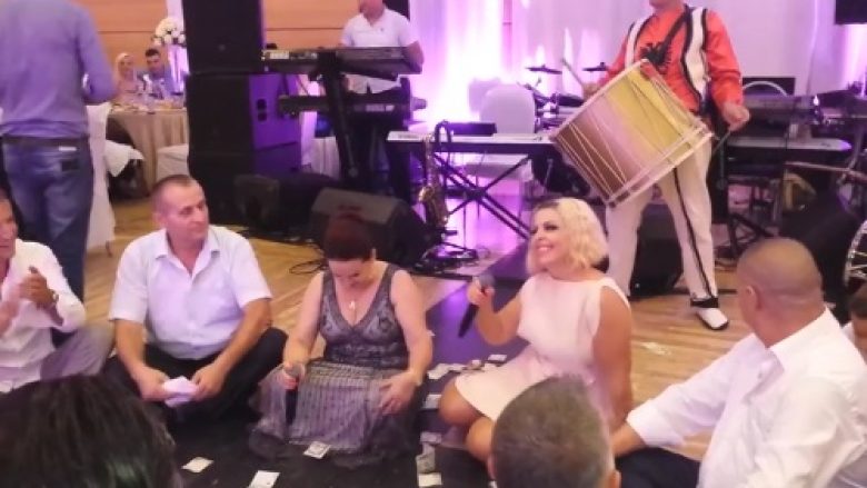 Hidhen shuma të mëdha të hollash në dasmën ku performoi Aurela Gaçe dhe ishte prezent djali i Sali Berishës (Video)