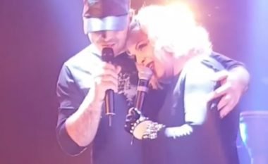 Bashkëshorti e befason për ditëlindje Aurela Gaçen, ngjitet në skenë dhe perfomon me këngëtaren (Video)