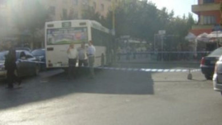 Autobusi përplas për vdekje një grua në Tiranë