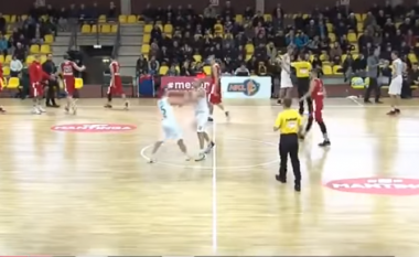 Basketbollisti grushton bashkëlojtarin pasi nuk ia pasoi topin (Video)