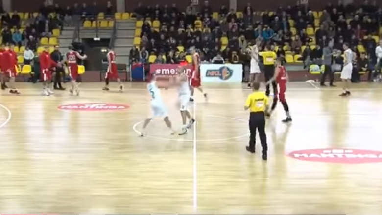 Basketbollisti grushton bashkëlojtarin pasi nuk ia pasoi topin (Video)