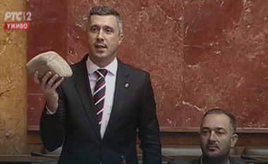 Guri nga Kosova në Kuvendin e Serbisë, kryetarja kërkon pauzë dhe largimin e tij (Video)