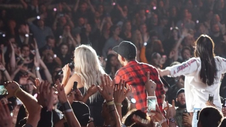 E ftuar speciale, Bebe Rexha krijon atmosferë fantastike në koncertin e “Linkin Park” (Video)