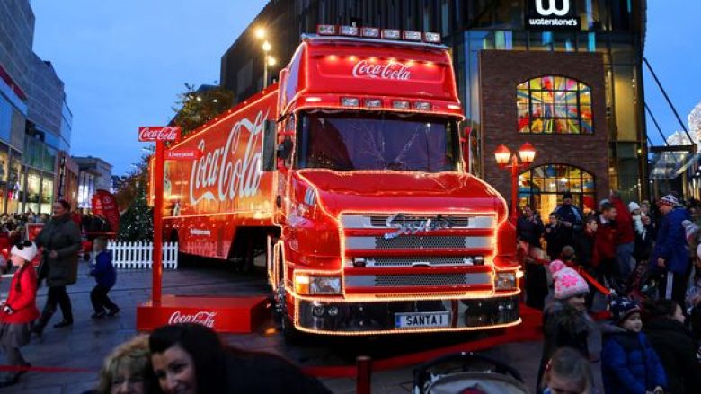 Thirrje për ta ndaluar kamionin e “Coca-Cola”-s që të vizitoj një qytet në Britani të Madhe gjatë Krishtlindjeve (Foto/Video)