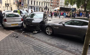 U fut me shpejtësi të madhe, shkeli me veturë disa këmbësorë në Londër (Foto/Video)