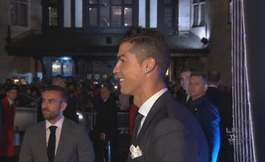 Ronaldo arrin në ceremoni së bashku me të dashurën dhe djalin e tij (Foto)