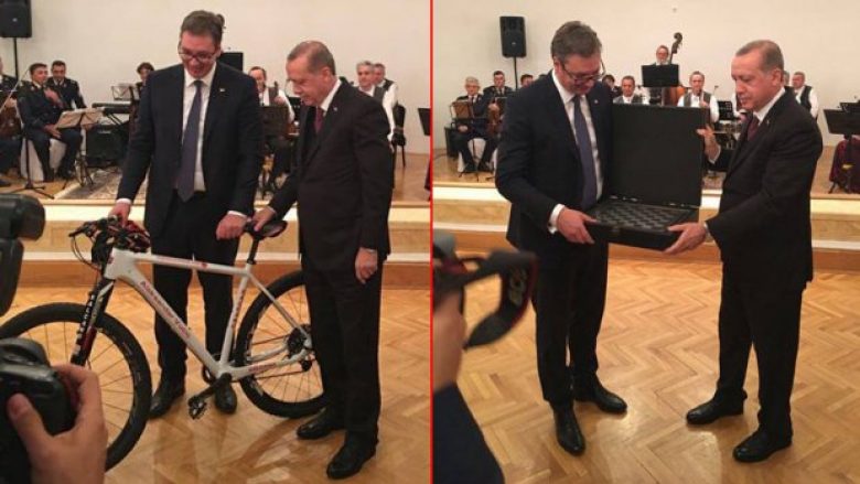 Merr si dhuratë një biçikletë dhe një shah nga ai, as Vuçiq nuk e lë Erdoganin “duarthatë”! (Foto/Video)