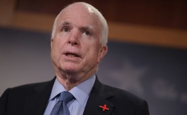 McCain ironizon Trump për përjashtimin nga shërbimi ushtarak