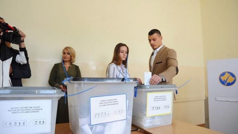Voton për herë të parë edhe djali i Presidentit Thaçi, Endriti! Publikon foto nga momenti i votimit në Instagram (Foto)
