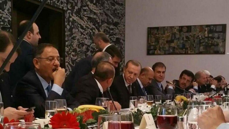 Përveç dhuratave dhe këngës turke, mediat shkruajnë edhe për atë se çfarë hëngri Erdogan në Serbi