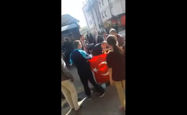 Erdogan ndaloi autokolonën në Novi Pazar që të puth dorën e një plake (Video)
