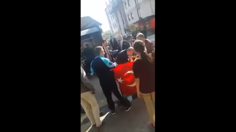 Erdogan ndaloi autokolonën në Novi Pazar që të puth dorën e një plake (Video)