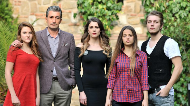 Shqiptarët e dhënë pas telenovelave turke dhe të bëmat e tyre (Foto)