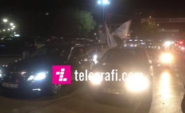 Simpatizantët e PDK-së festojnë fitoren në Mitrovicë (Foto/Video)