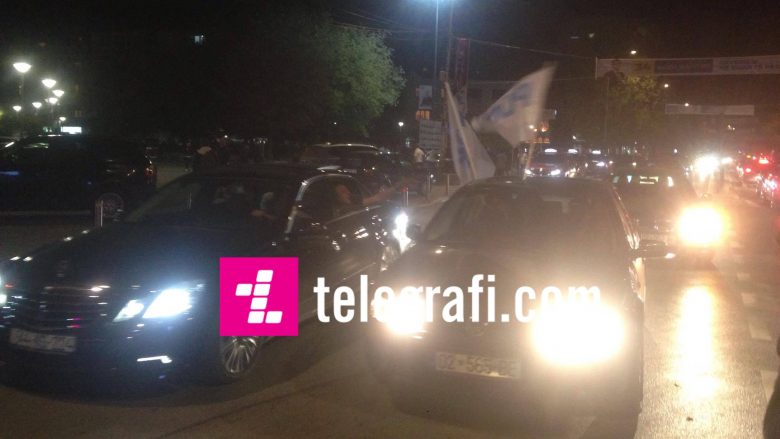 Simpatizantët e PDK-së festojnë fitoren në Mitrovicë (Foto/Video)