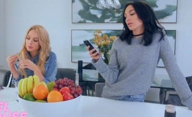 Bukuroshja e “Fast & Furious”, Gal Gadot, parodizon me Kendall Jenner dhe dhuron një puthje lesbike në emisionin komik (Foto/Video)