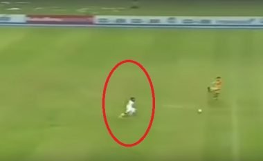 Indoneziani si Bolt, ka një shpejtësi marramendëse: Kalon kundërshtarin, portierin dhe në fund realizon gol (Video)